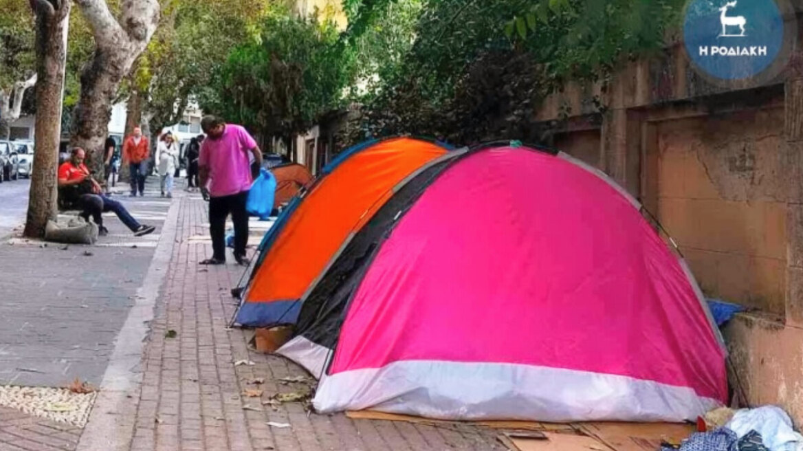 Ρόδος: Αναστάτωση από εκατοντάδες μετανάστες στους δρόμους - Ανεπαρκής ο καταυλισμός στο λιμάνι λένε οι αστυνομικοί