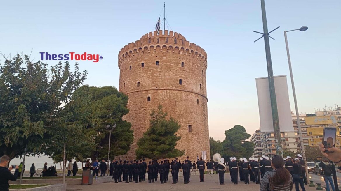 Θεσσαλονίκη: Συγκίνηση στην έπαρση της σημαίας στον Λευκό Πύργο - Δείτε βίντεο 