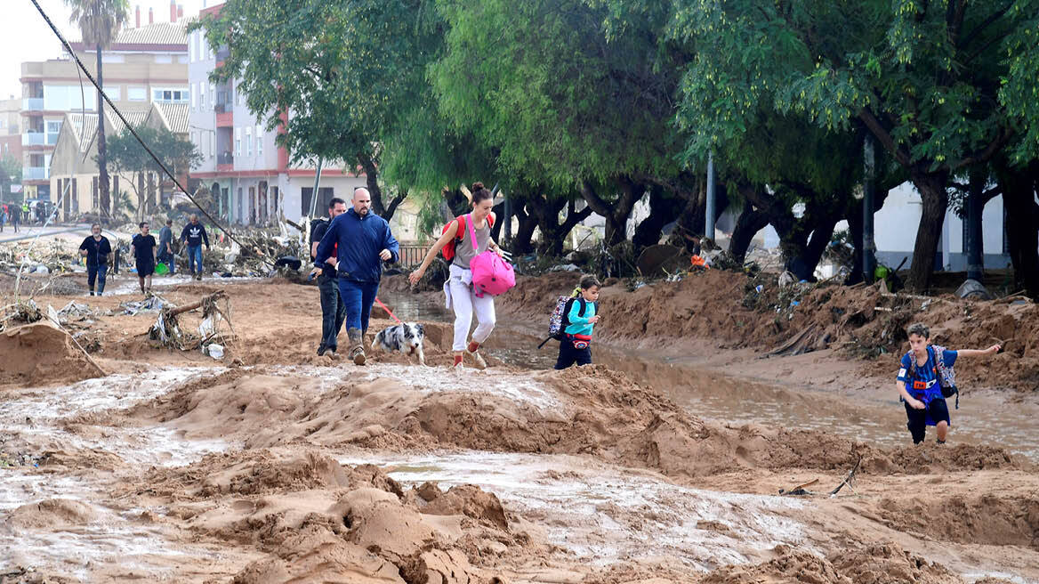 Ισπανία: Ο Σάντσεθ ανακοίνωσε νέα μέτρα στήριξης ύψους 3,8 δισεκατομμυρίων ευρώ για τους πληγέντες από τις πλημμύρες 