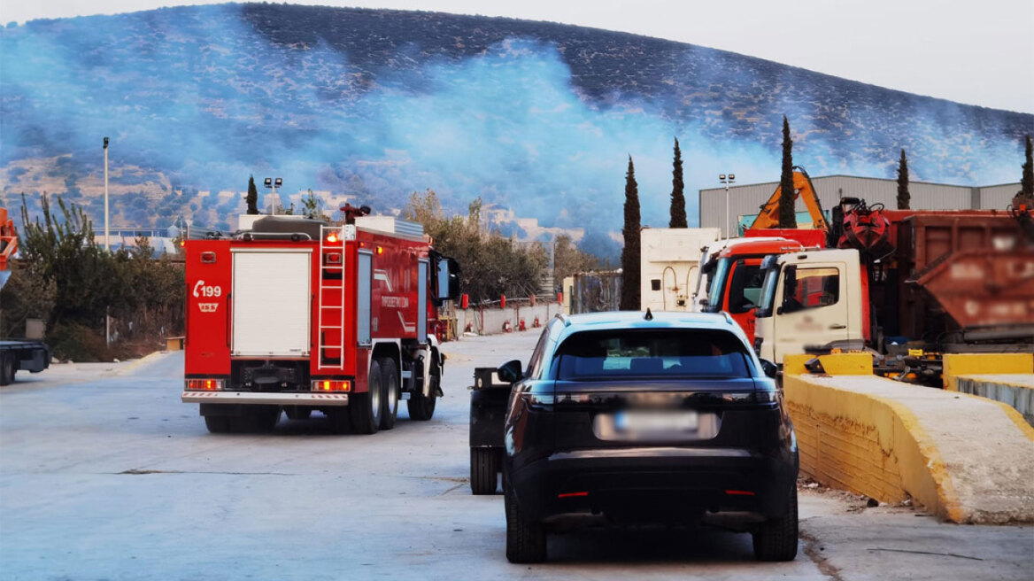 Μαρκόπουλο: Καλύτερη η εικόνα από τη φωτιά σε αποθήκη εργοστασίου ανακύκλωσης