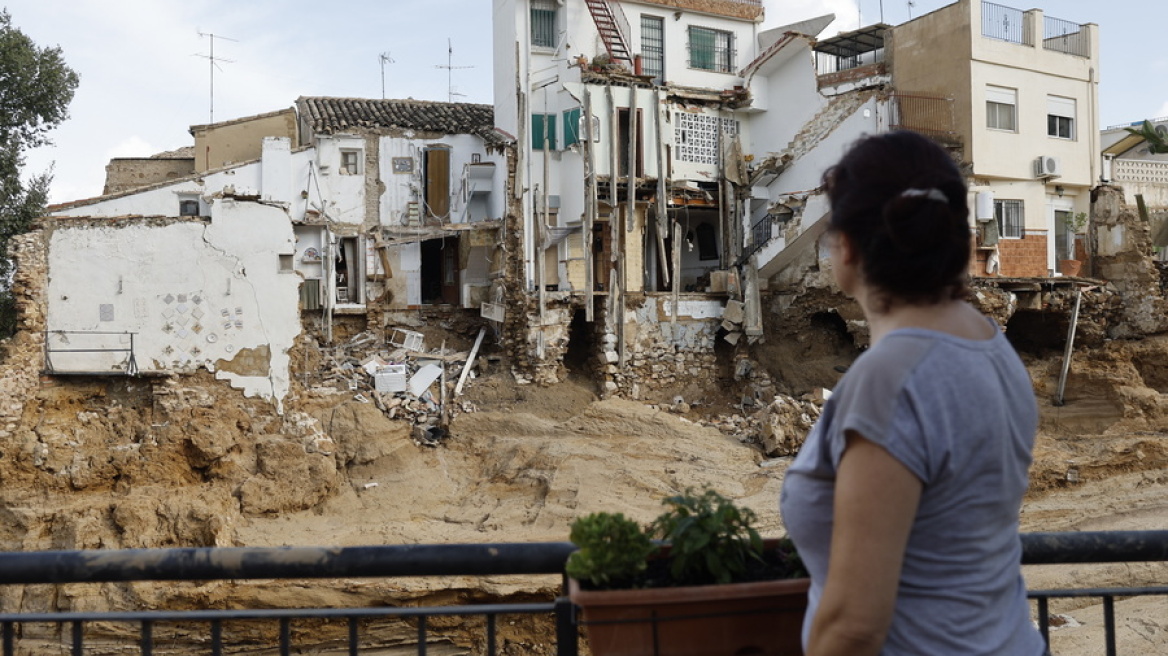 Βαλένθια: Η συγκινητική επανένωση μιας οικογένειας μετά τις πλημμύρες - 53χρονος περπάτησε 30χλμ μέσα στις λάσπες