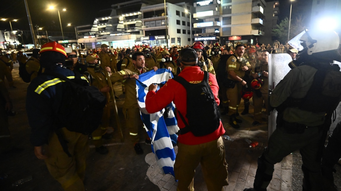 Συγκέντρωση εποχικών πυροσβεστών το πρωί στη Βουλή - Άμεση ενημέρωση ζητούν βουλευτές της αντιπολίτευσης