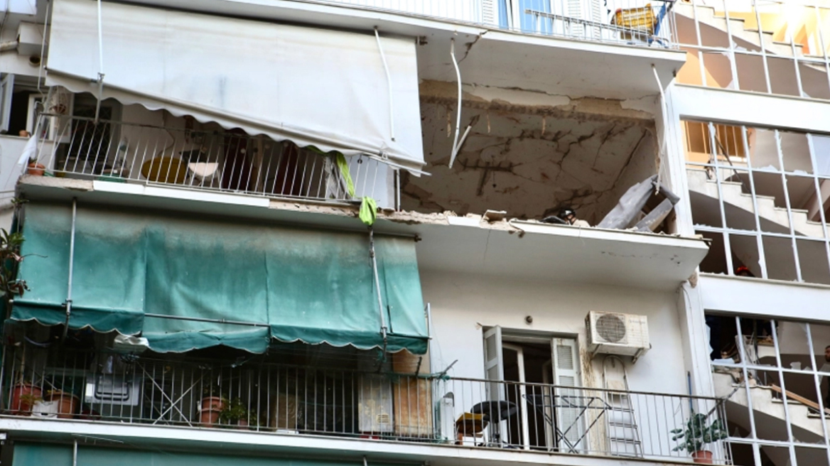 ΕΛΑΣ για Αμπελόκηπους: Βρέθηκαν δύο πιστόλια στο διαμέρισμα - Αυτοσχέδια βόμβα προκάλεσε την έκρηξη 