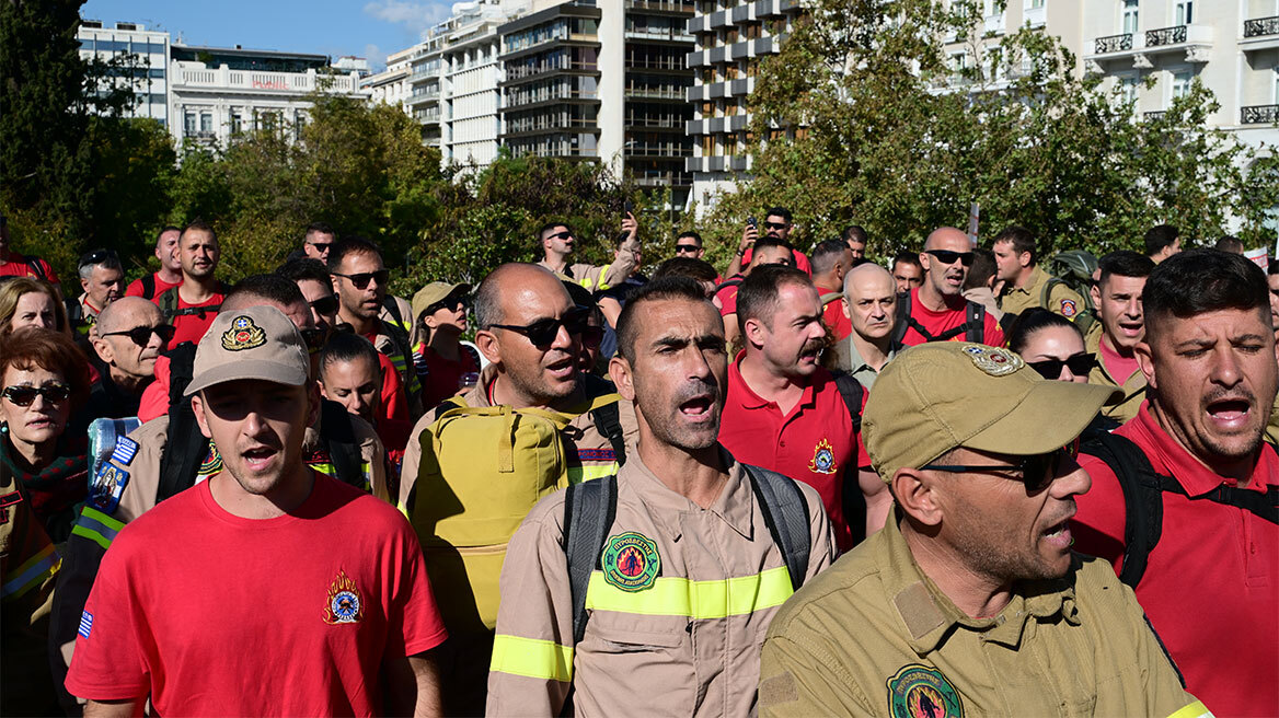 Συγκέντρωση εποχικών πυροσβεστών στη Βουλή - Δείτε βίντεο και φωτογραφίες