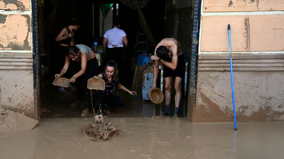 Πλημμύρες στη Βαλένθια: Απόγνωση και λεηλασίες ενώ συνεχίζεται η αναζήτηση αγνοουμένων κάτω από τη λάσπη