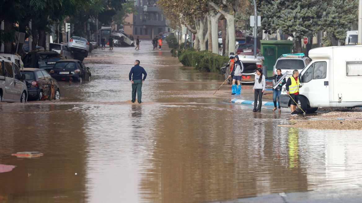 Ισπανία: Ομάδες πολιτών περιπολούν την πλημμυροπαθή Παϊπόρτα τη νύχτα - Βίντεο