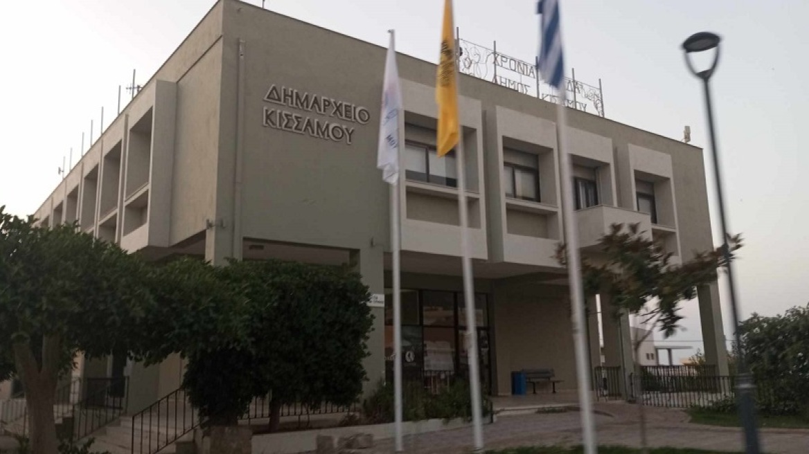 Χανιά: Χειροπέδες σε άνδρα που πήγε να διαρρήξει την κεντρική είσοδο του Δημαρχείου Κισσάμου