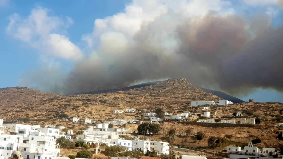 Μαίνεται η φωτιά στην Ίο - Ενισχύθηκαν οι πυροσβεστικές δυνάμεις