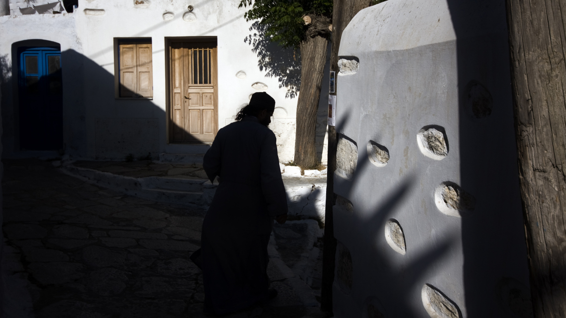 Θεσσαλονίκη: Συνελήφθη ιερέας για τον ξυλοδαρμό της 17χρονης κόρης του μπροστά στην ανήλικη αδελφή της 