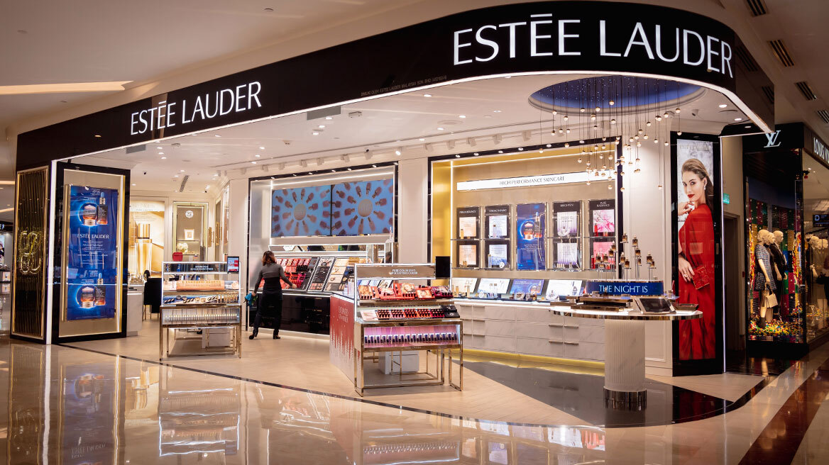 Η οικογένεια Estee Lauder δημιούργησε μια αυτοκρατορία – Πώς ένα ρήγμα στη διαδοχή απειλεί να την καταστρέψει