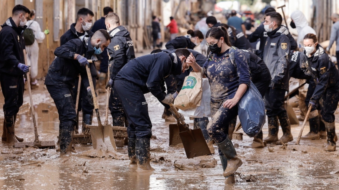 Ισπανία: Ενωμένος ο κόσμος στην Βαλένθια συνεργάζεται για να καθαρίσει τους δρόμους - Δείτε βίντεο