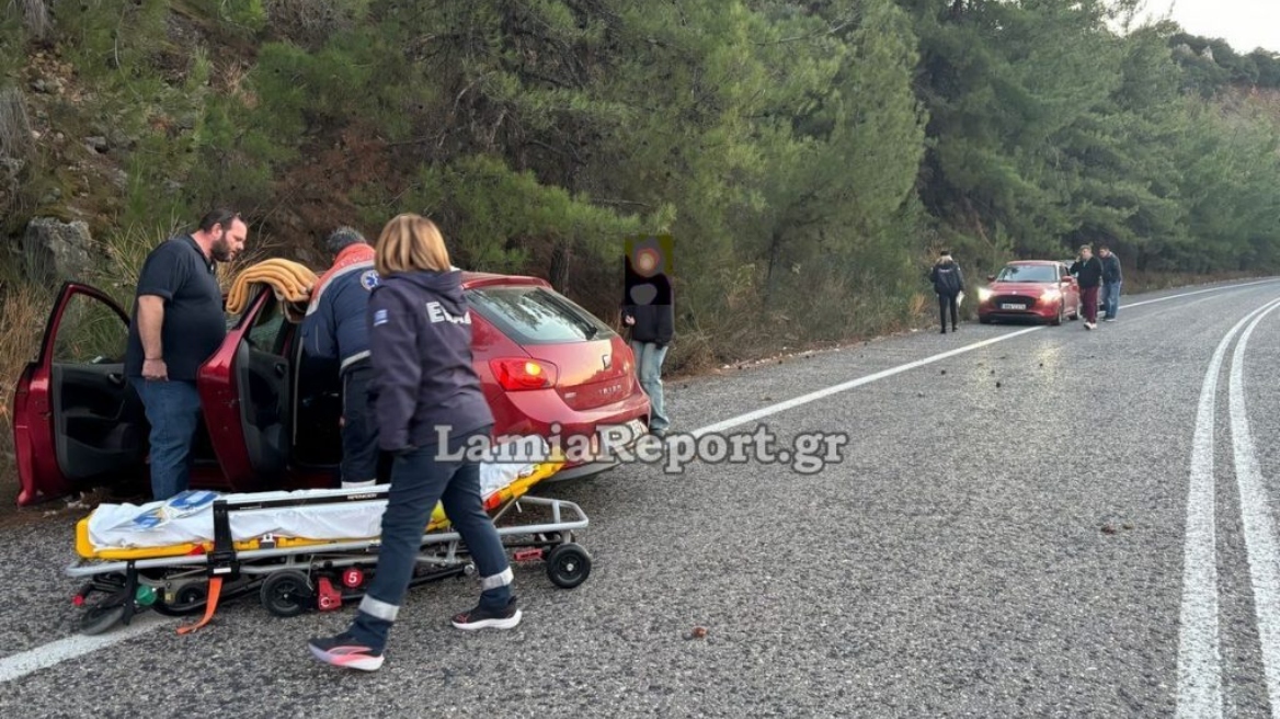 Τροχαίο ατύχημα στην Λαμία: Αυτοκίνητο με 2χρονο παιδί εξετράπη, τραυματίστηκε η συνοδηγός και ο οδηγός  - Βίντεο