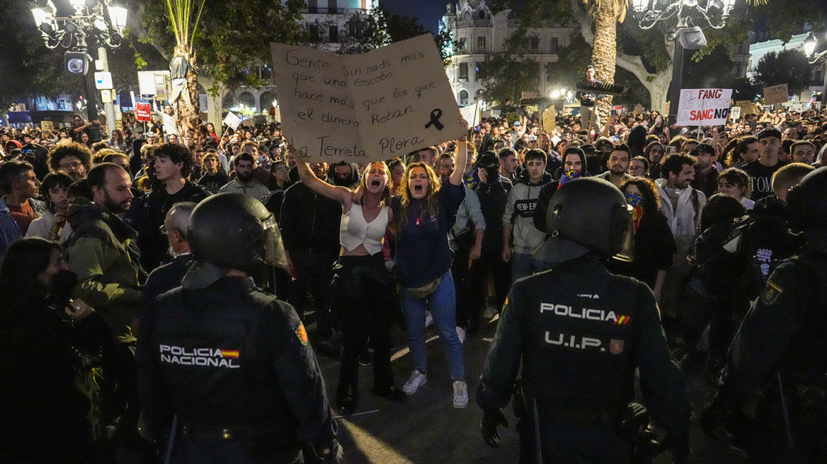 Καζάνι που βράζει η Βαλένθια - Συνεχίζονται οι διαδηλώσεις, χιλιάδες κάτοικοι ζητούν παραιτήσεις μετά τις φονικές πλημμύρες