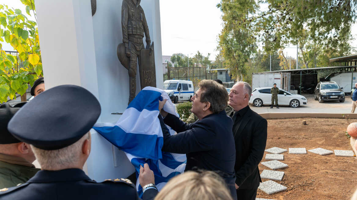 Ο Μιχάλης Χρυσοχοΐδης έκανε τα αποκαλυπτήρια του μνημείου για τον Γιώργο Λυγγερίδη στην έδρα των ΜΑΤ