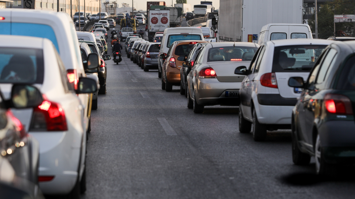 Η βροχή και ένα τροχαίο προκαλεί χάος στους δρόμους - 20λεπτες καθυστερήσεις στην Αττική Οδό