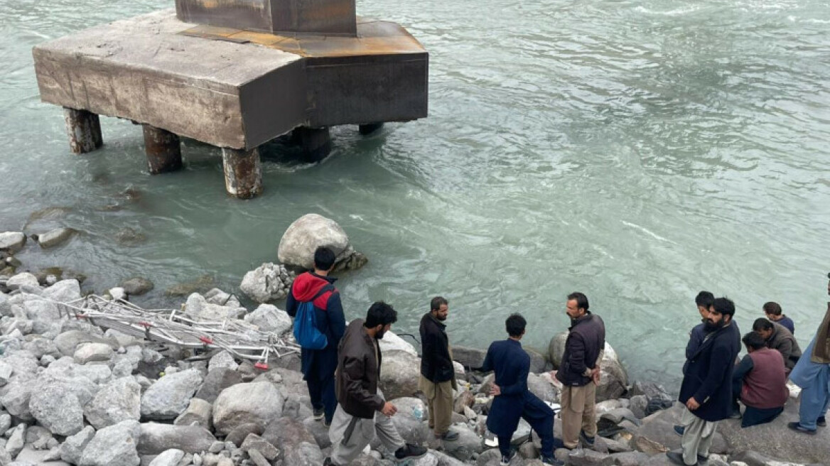 Τραγωδία στο Πακιστάν: Τουλάχιστον 16 νεκροί από την πτώση λεωφορείου σε ποτάμι