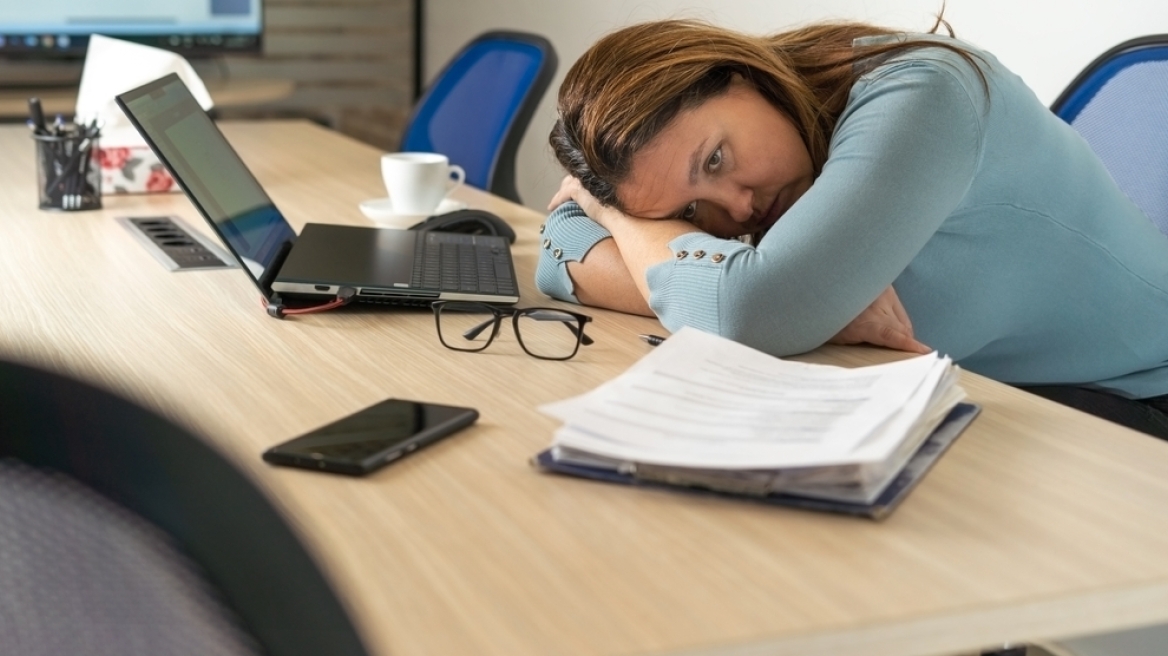 Work burnout: Τι προκαλεί επαγγελματική εξουθένωση και πώς να την αντιμετωπίσουμε;