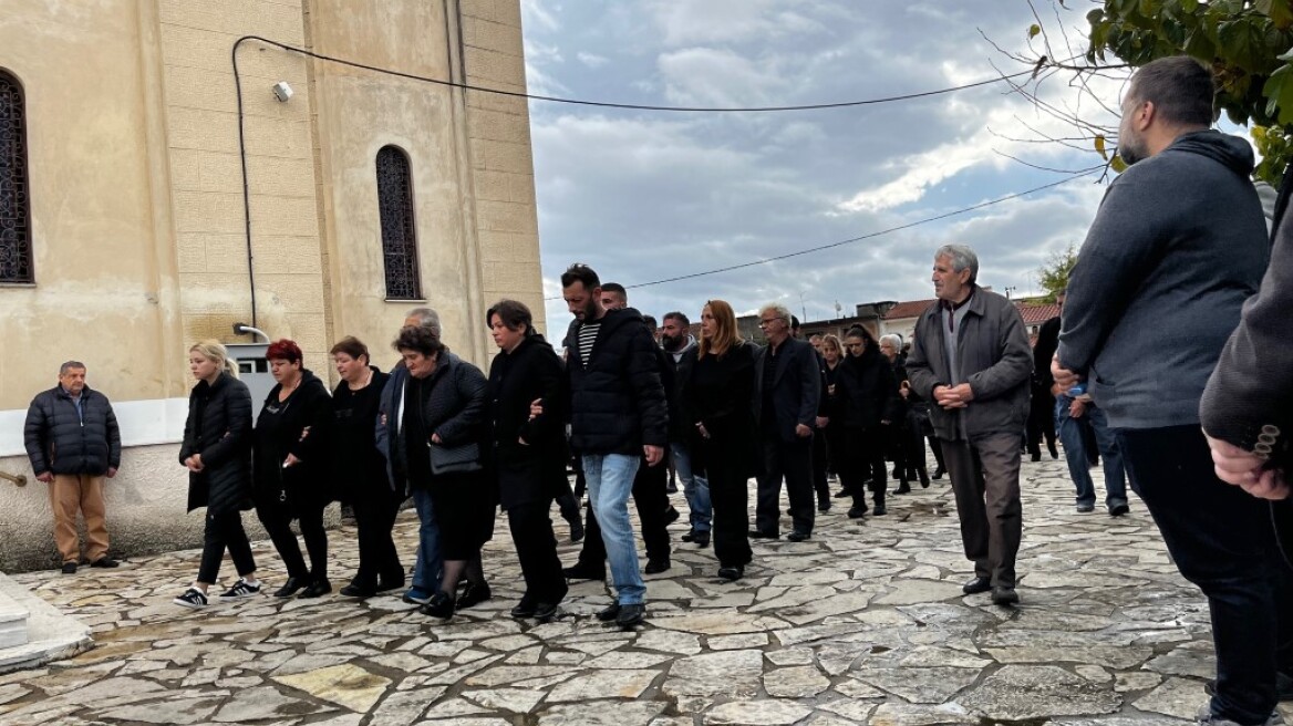 Θρήνος στην κηδεία της 43χρονης Δώρας που δολοφονήθηκε στο Αγρίνιο - Οργή για τον 30χρονο, οδηγείται στον εισαγγελέα