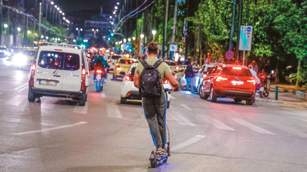 Ηλεκτρικά πατίνια: Τι αλλάζει με τον νέο ΚΟΚ που κάνει τη ζωή... πατίνι στους παραβάτες