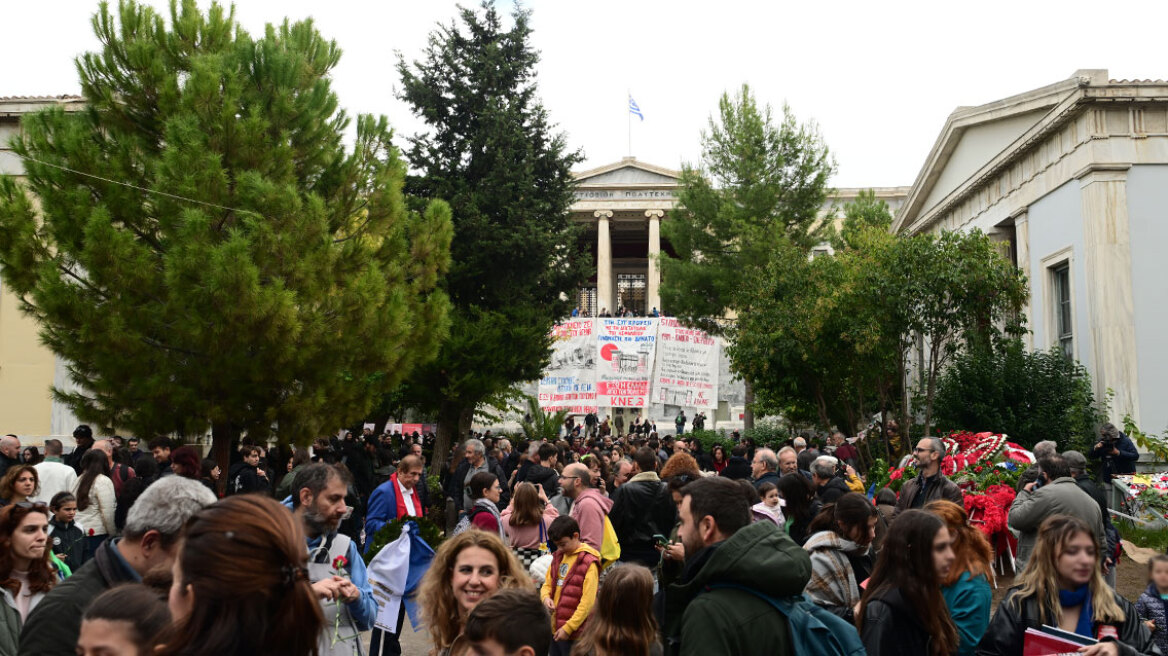 Ο κόσμος αφήνει λουλούδια και ζωγραφιές στο Πολυτεχνείο για την 51η επέτειο - Δείτε φωτογραφίες