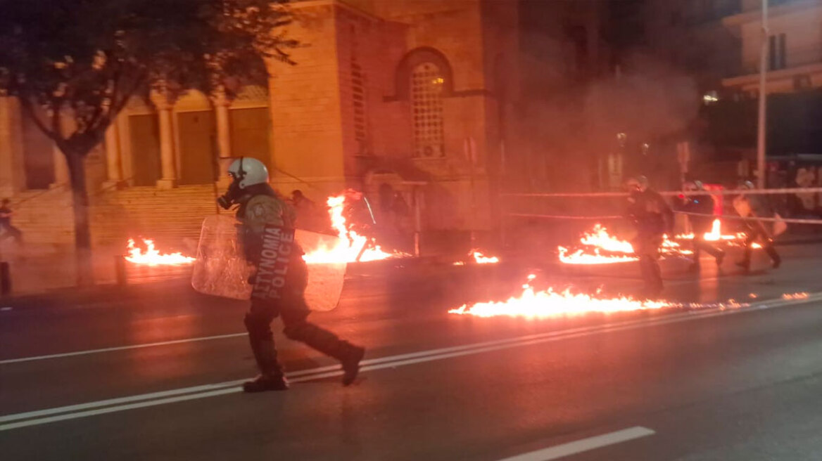 Live update: Σε εξέλιξη πορείες για το Πολυτεχνείο - Κουκουλοφόροι πέταξαν μολότοφ στα ΜΑΤ στην πορεία της Θεσσαλονίκης