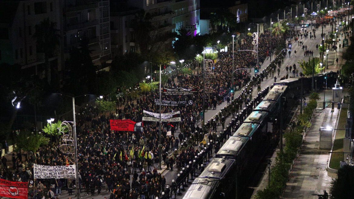 Ειρηνική η μεγάλη πορεία για το Πολυτεχνείο στην Αθήνα - Επεισόδια και μολότοφ στη Θεσσαλονίκη