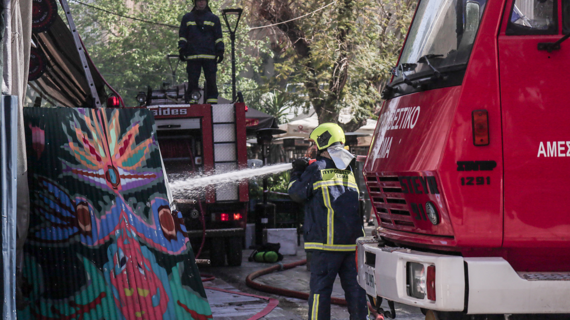 Φωτιά σε εγκαταλελειμμένο κτήριο στην Κουμουνδούρου