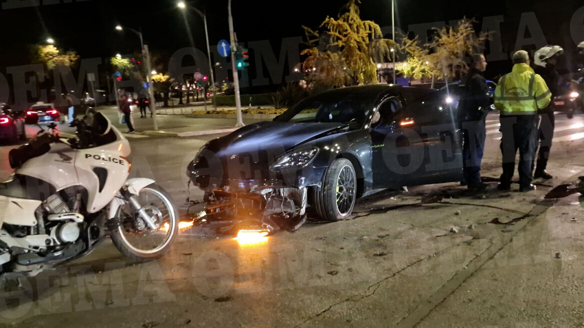 Θεσσαλονίκη: Porsche έχασε τον έλεγχο και «καρφώθηκε» σε κολωνάκια - Δείτε βίντεο