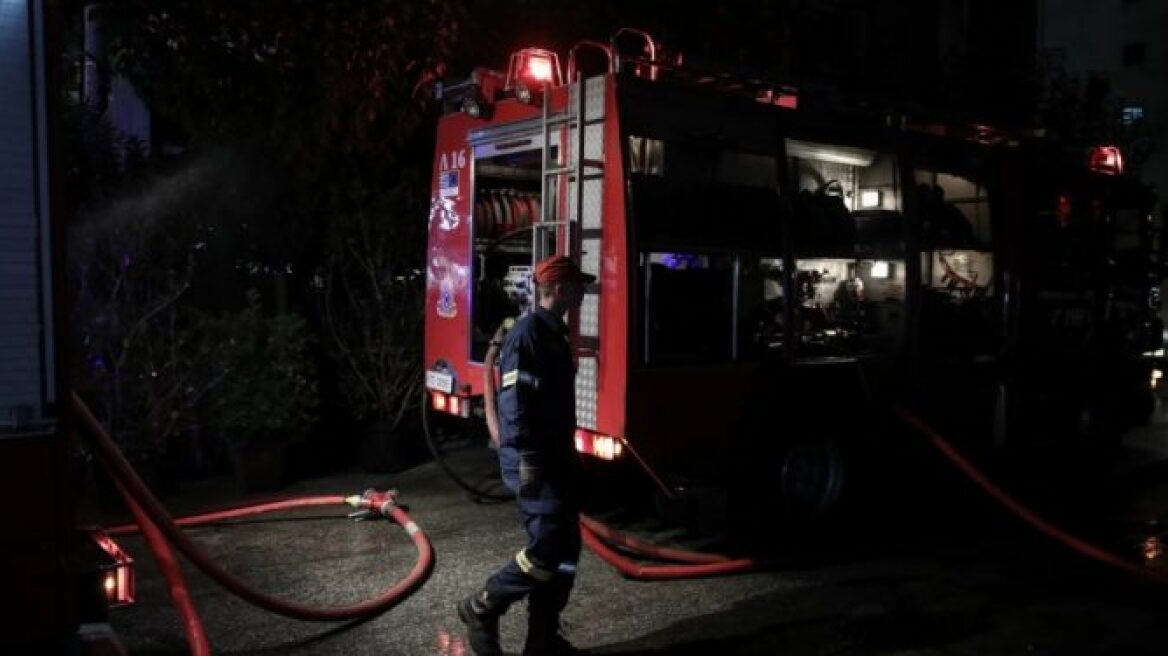 Αποθήκη με γεωργικά μηχανήματα τυλίχθηκε στις φλόγες στο Ηράκλειο 