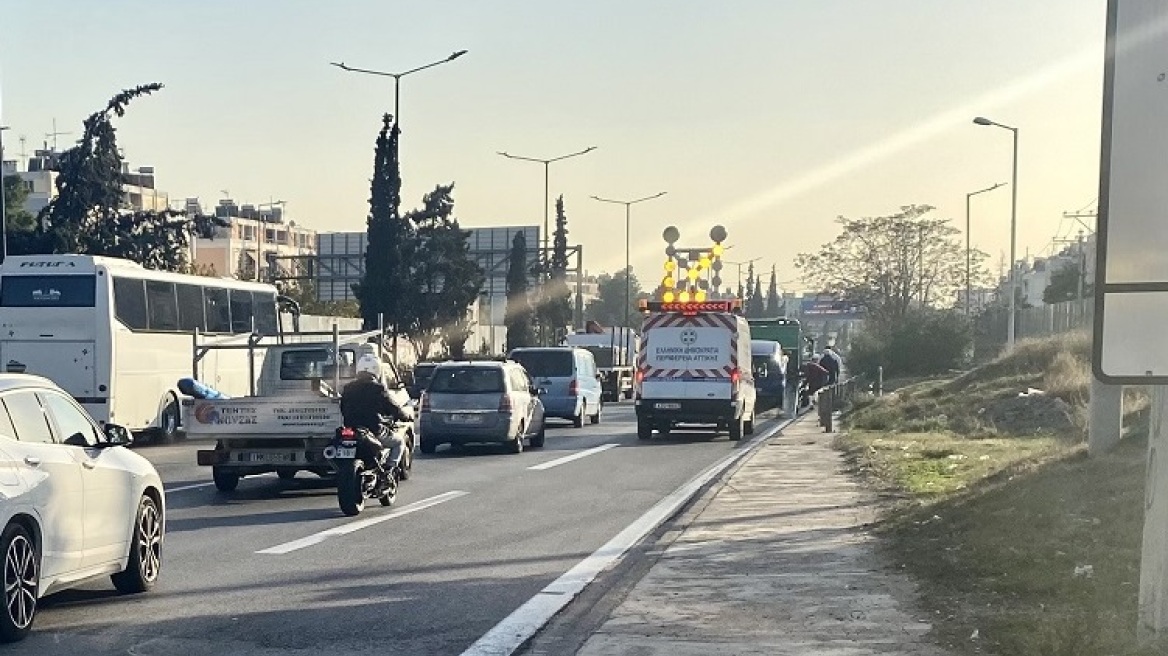 Καραμπόλα στον Κηφισό, στο ύψος της Μεταμόρφωσης - Προβλήματα στην κίνηση και στα δύο ρεύματα