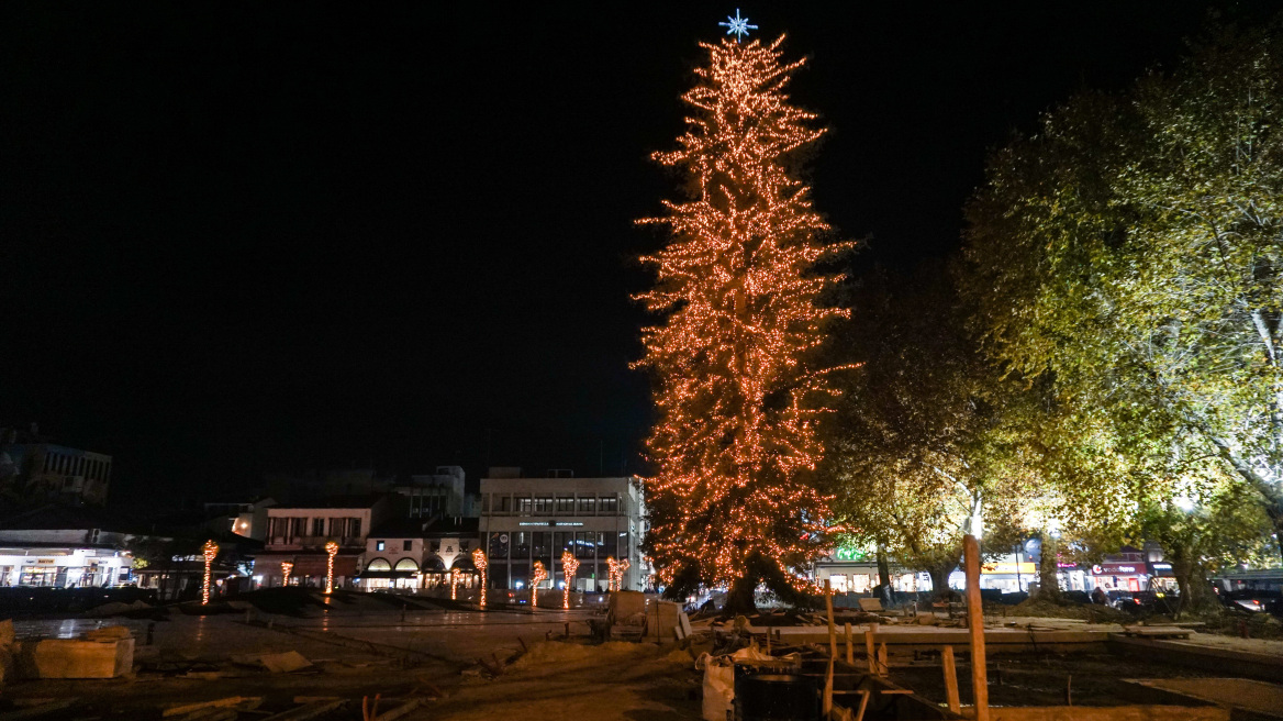 Φωταγωγήθηκε το μεγαλύτερο χριστουγεννιάτικο δέντρο της Ελλάδας στα Τρίκαλα – Δείτε φωτογραφίες 