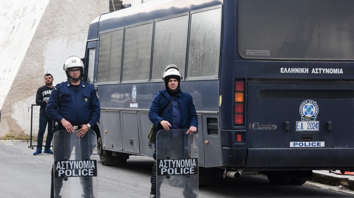 Θεσσαλονίκη: Έπιασαν ανήλικο γιατί πέταξε μπουκάλια σε αστυνομικούς των ΜΑΤ έξω από γήπεδο