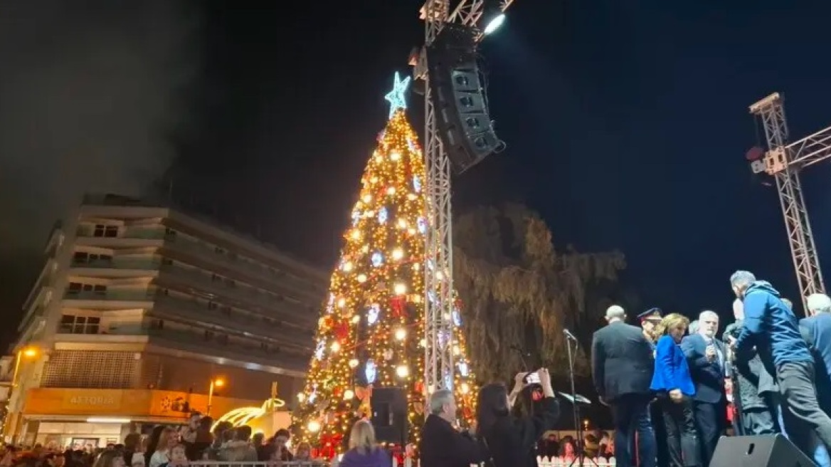 Φωταγωγήθηκε το χριστουγεννιάτικο δέντρο στο Ηράκλειο Κρήτης - Δείτε βίντεο