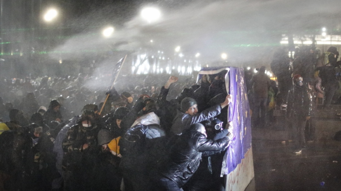 Γεωργία: Τρίτη συνεχόμενη νύχτα διαδηλώσεων - Χιλιάδες φιλοευρωπαίοι βγήκαν στους δρόμους της Τιφλίδας