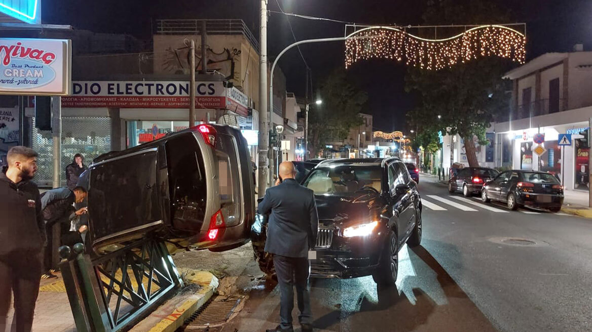 Τροχαίο στην Νέα Ερυθραία, απεγκλωβίστηκε άνδρας από ΙΧ που ανετράπη - Δείτε φωτογραφίες