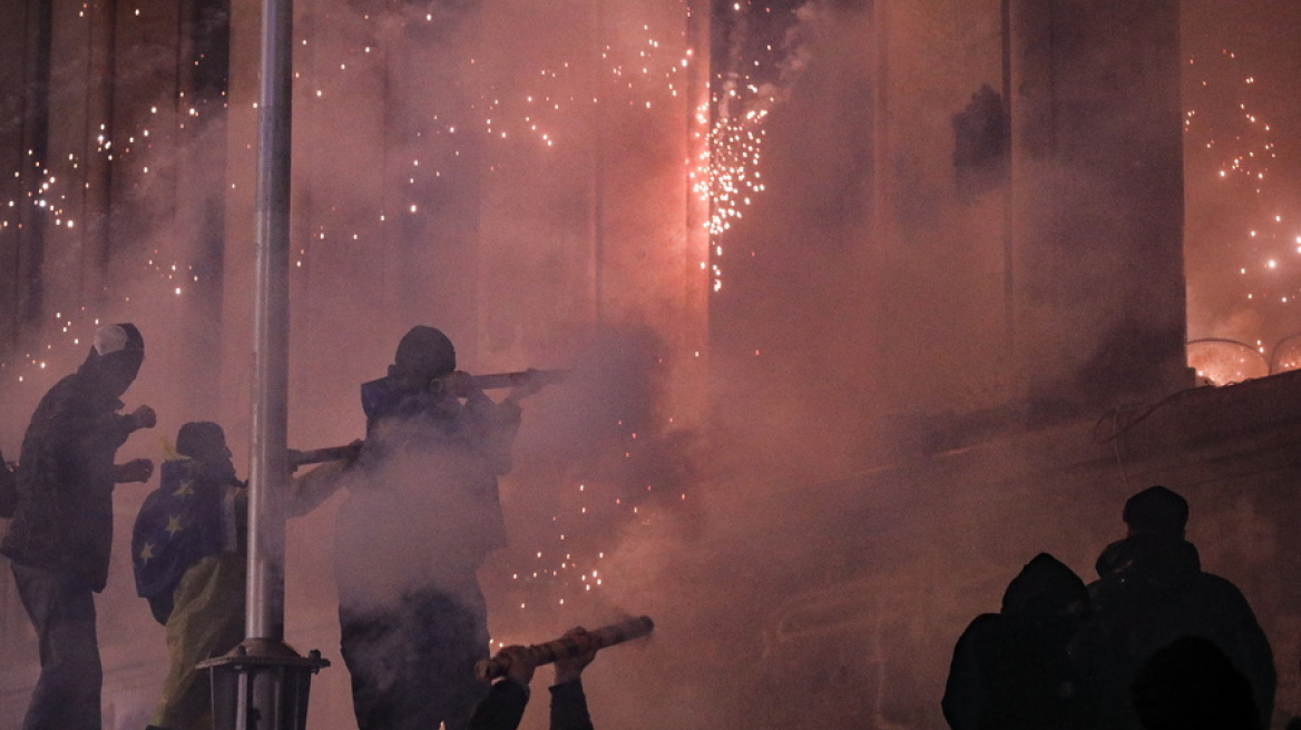 Διαδηλωτές εκτόξευσαν πυροτεχνήματα στη Γεωργία - Με δακρυγόνα απάντησαν οι αστυνομικοί