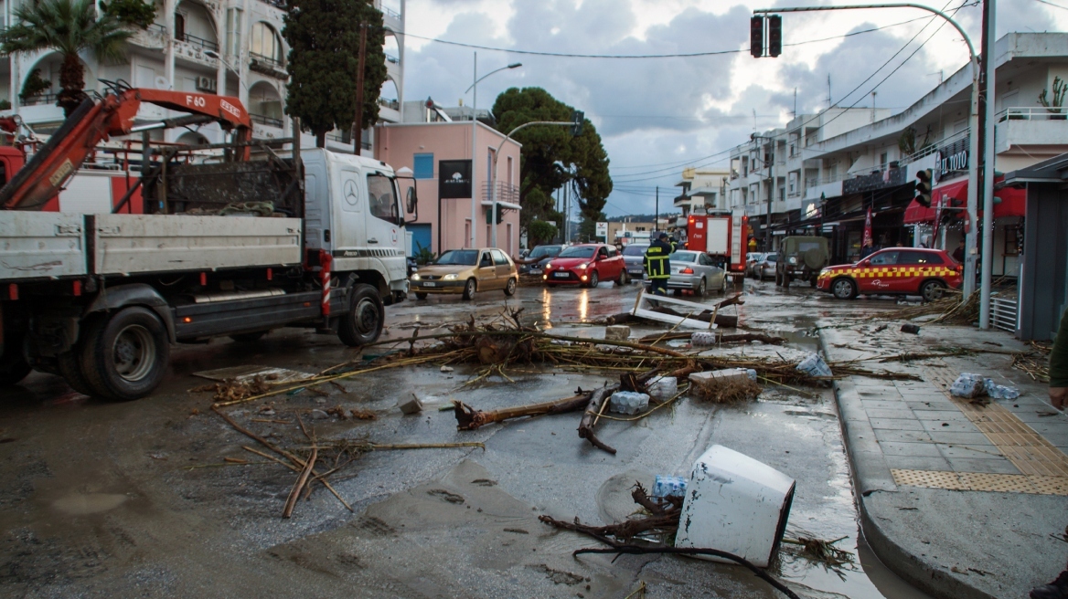 Πυροσβεστική: Σχεδόν 4.000 κλήσεις έχει λάβει το Κέντρο Επιχειρήσεων, λόγω της κακοκαιρίας