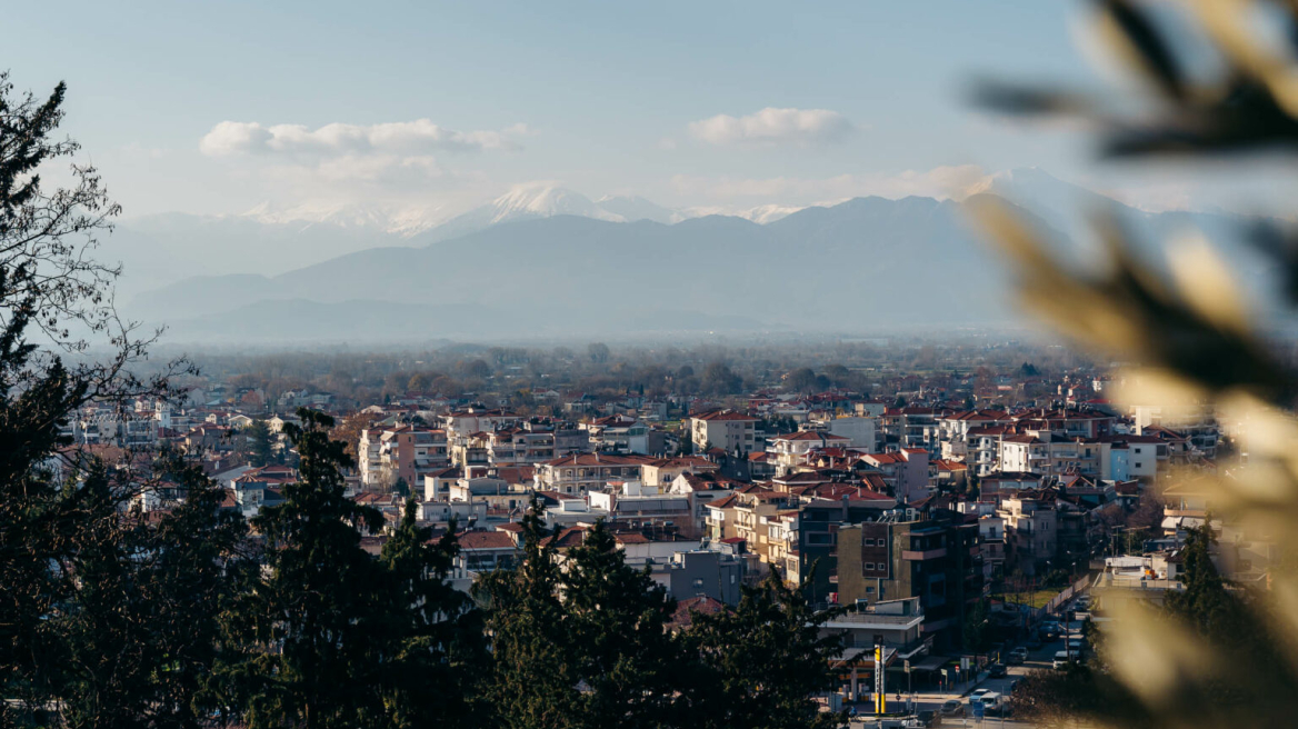 Τρίκαλα:  Ιστορικά μνημεία, γραφικές συνοικίες και βόλτες με ποδήλατο δίπλα στον Ληθαίο ποταμό