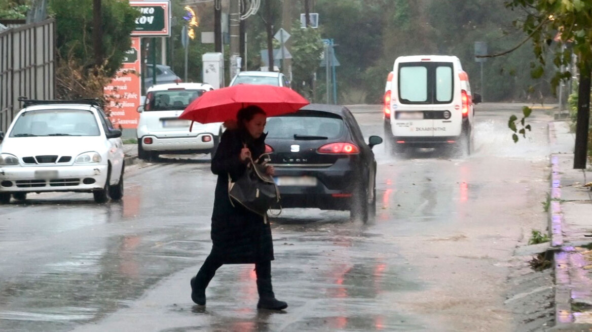 Καιρός: Με καταιγίδα στην Αττική ξεκίνησε η τριήμερη κακοκαιρία - Μεγάλη ταλαιπωρία στους δρόμους