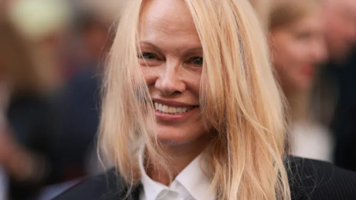 Η Pamela Anderson έκανε το αγαπημένο κούρεμα των Γαλλίδων