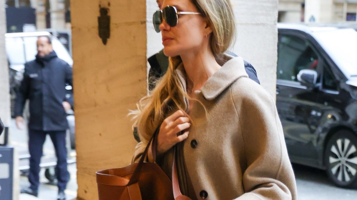 H Aντζελίνα Τζολί στους δρόμους του Παρισιού με μαλλινο παλτό και μπαλαρίνες