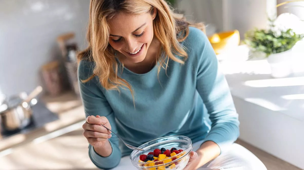 Αυτοάνοσα: Ποια τρόφιμα αυξάνουν και ποια μειώνουν τον κίνδυνο ρευματοειδούς αρθρίτιδας