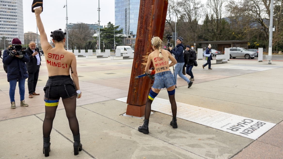 Femen: Γυμνόστηθες ακτιβίστριες κατέστρεψαν με αλυσοπρίονα μνημείο έξω από το κτίριο του ΟΗΕ στη Γενεύη