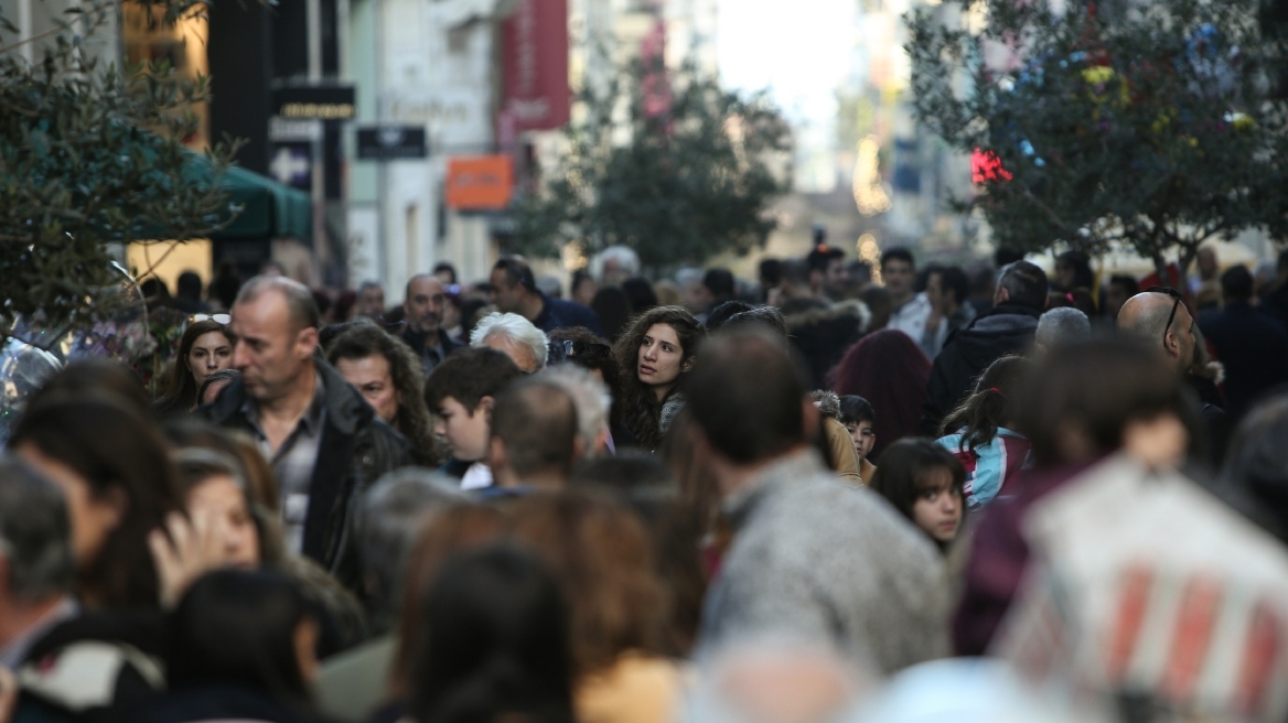 Βίντεο: Ανοικτά σήμερα τα εμπορικά καταστήματα - Κοσμοπλημμύρα στο κέντρο της Αθήνας 