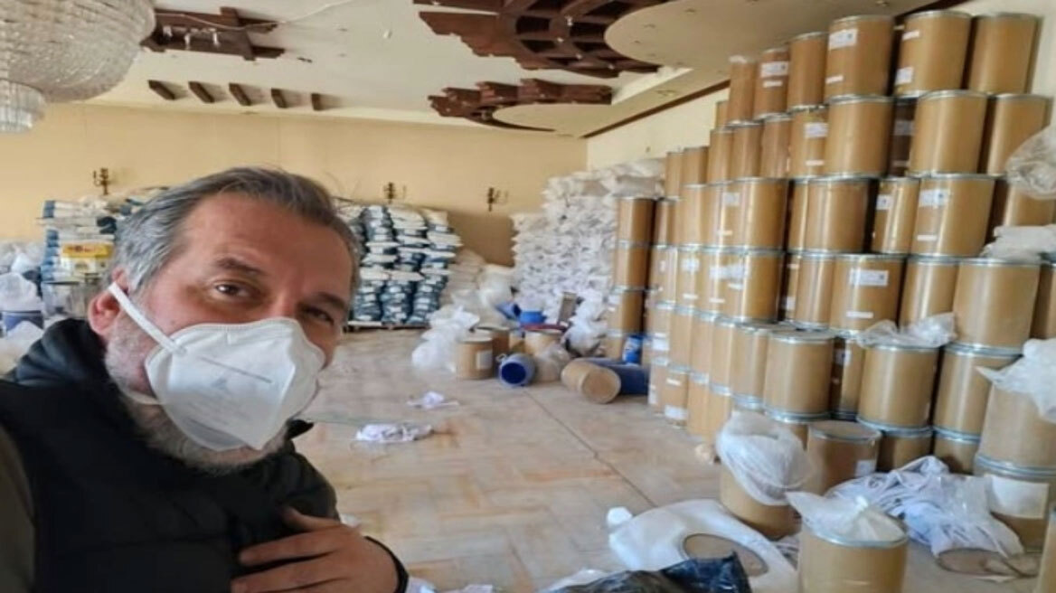 Απρόοπτο για τον ρεπόρτερ του ΣΚΑΪ στη Συρία: Μπήκε στο εργοστάσιο των Captagon και τον... έπιασαν τα ντουμάνια