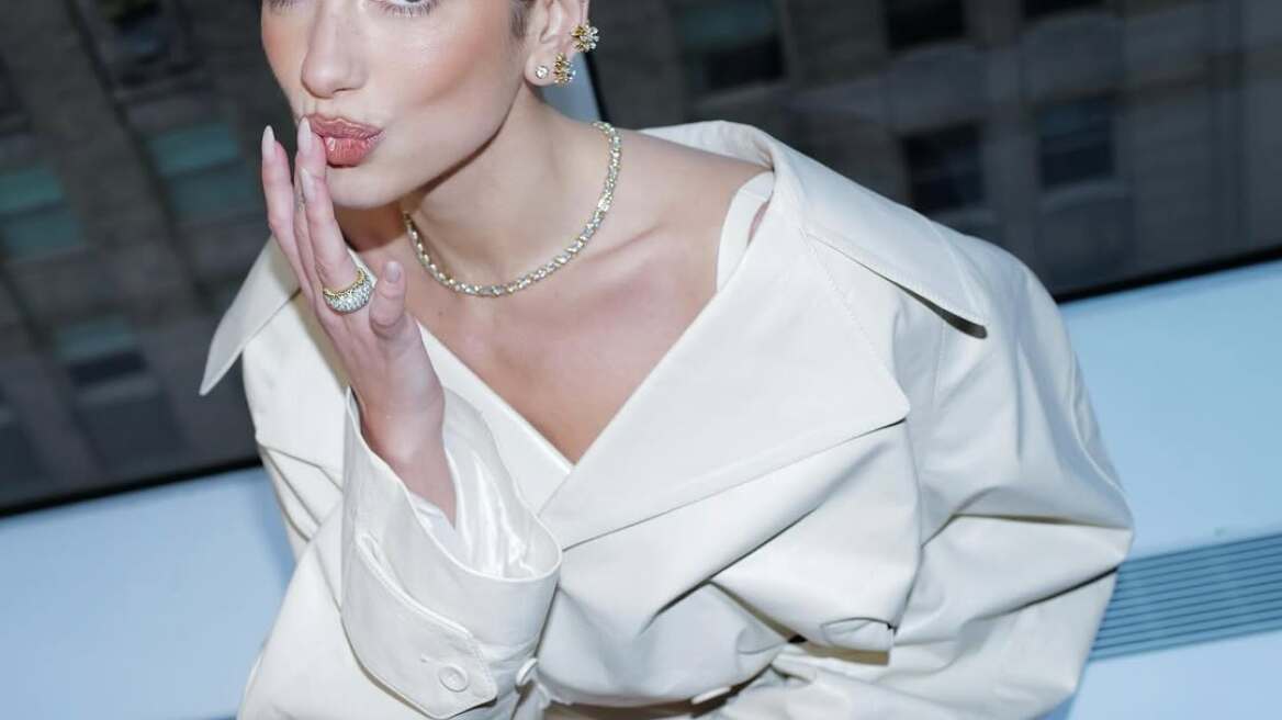 H Ντούα Λίπα βρήκε τις τέλειες γόβες για τα outfit των γιορτών