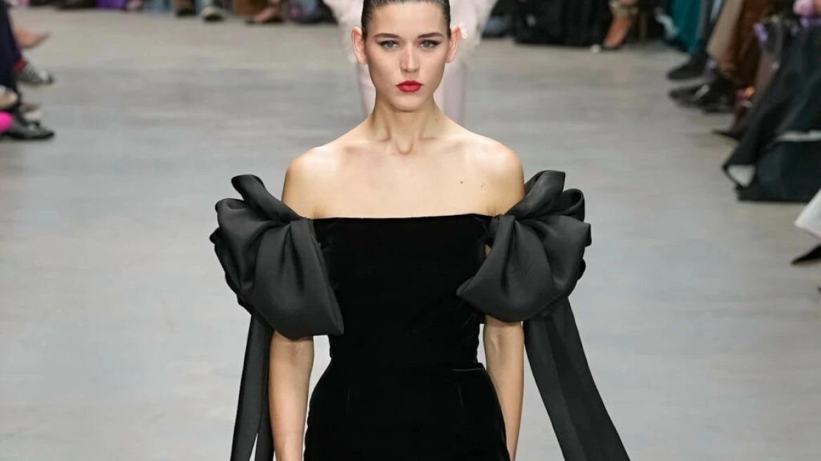 Tα ωραιότερα βελούδινα φορέματα της φετινής εορταστικής σεζόν