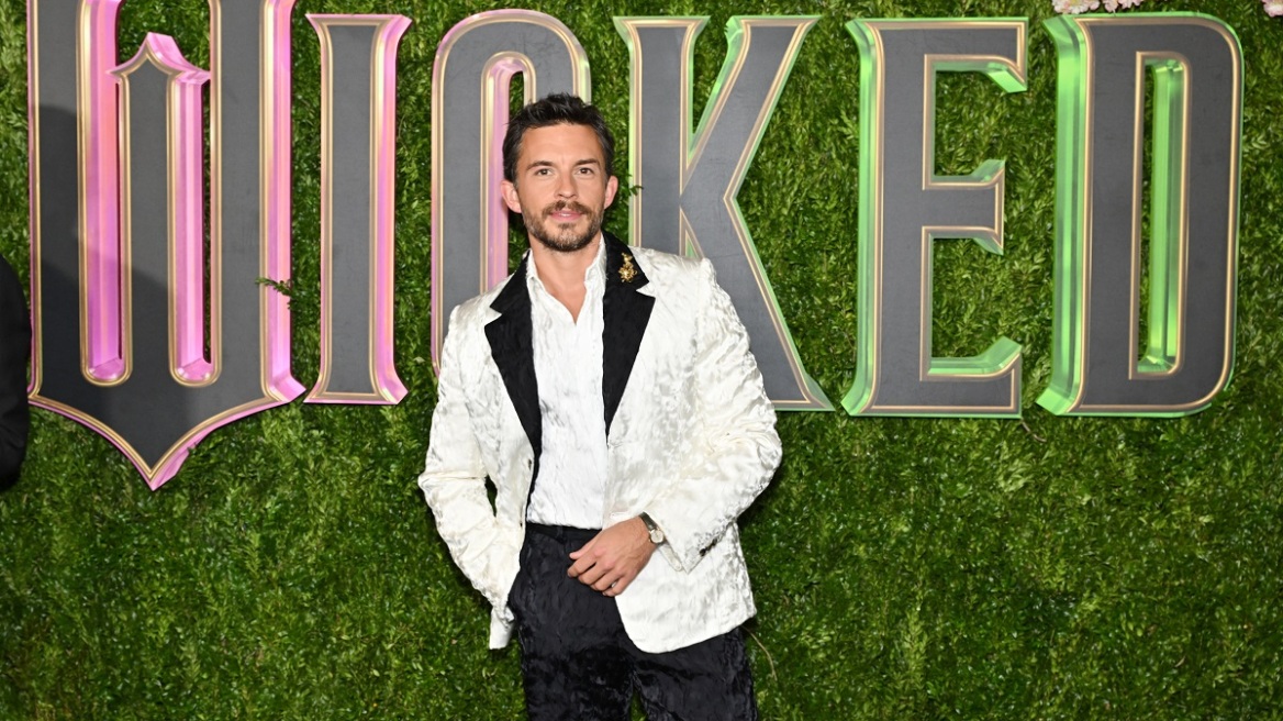 Τζόναθαν Μπέιλι: Σκέφτεται να υιοθετήσει ένα παιδί, «πιθανότατα με κάποιον άλλο άντρα»