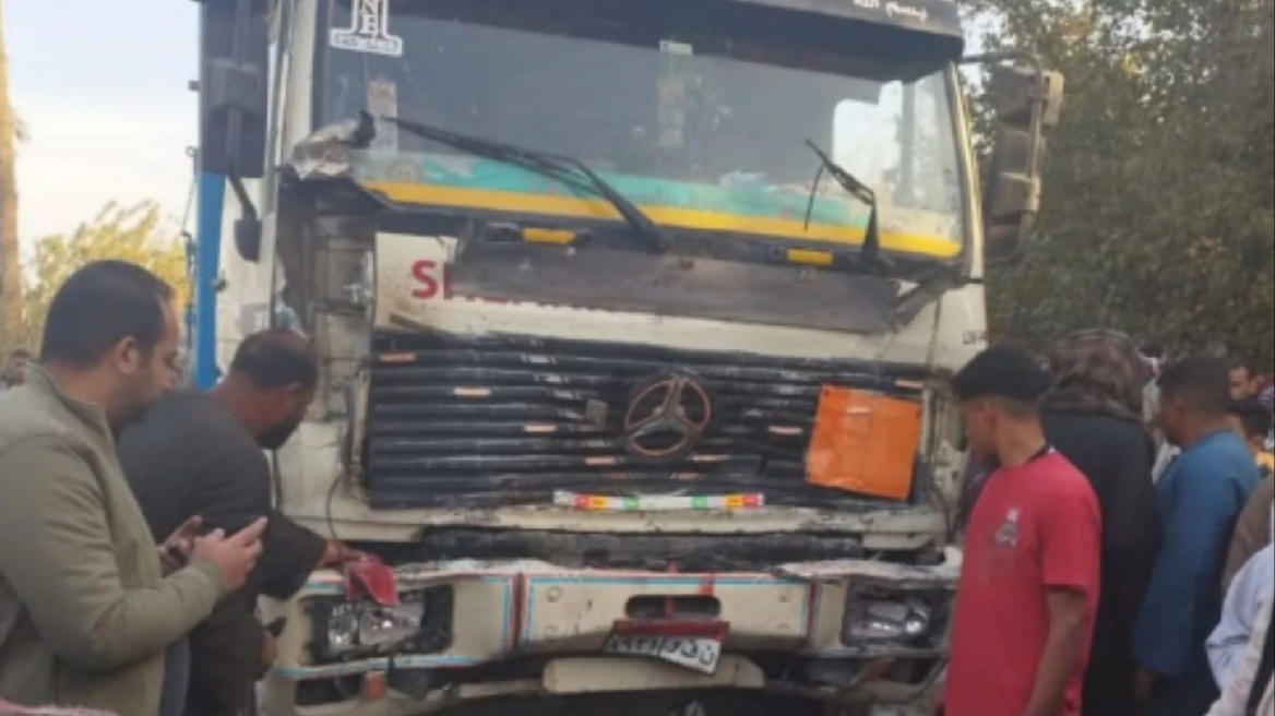 Τουλάχιστον 13 νεκροί από τη σύγκρουση επιβατικού βαν με φορτηγό στην Αίγυπτο 