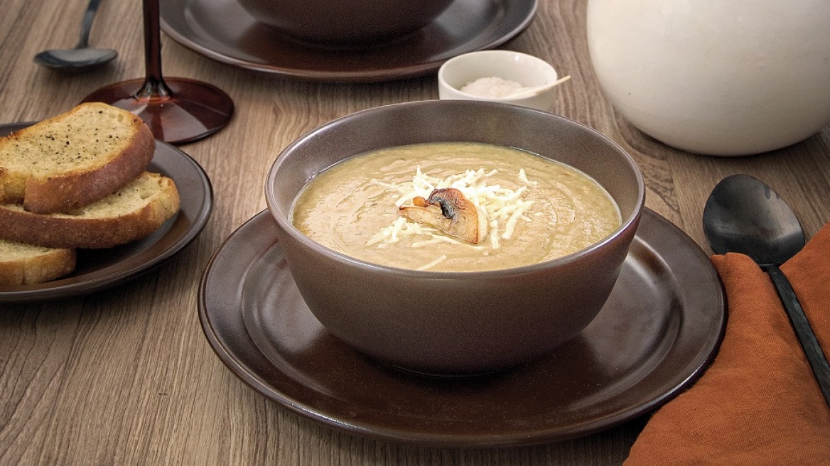Μανιταρόσουπα με σκληρό τυρί και σκορδόψωμο